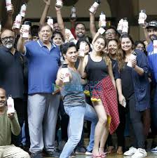 Soon raju's real identity is exposed but he cooks up a story of having a filthy rich twin. Coolie No 1 8 2 Coolie No 1 2020 On The Set Bollywood Hungama