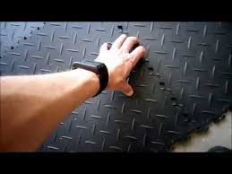 Garagenboden Schnell Einfach Und Haltbar Sanieren Sind Pvc Fliesen Die Losung Youtube Garage Boden Pvc Fliesen Garage Und Hobbyraum