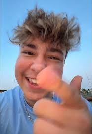 Aaron Curlee's Instagram, Twitter & Facebook