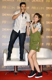 Selfies To Funny Poses Srk Kajol Join Varun Kriti For Manma Emotion Jaage Song Launch Funny Poses Bollywood Celebrities Stylish Party Dresses