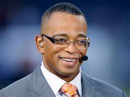 Ernie Johnson Gives Sports Emmy to Stuart Scott's Daughters