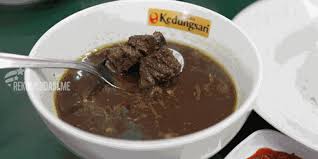 Masakan indonesia ini berupa daging berkuah hitam sebagai campuran bumbu khas yang menggunakan keluak. Nasi Rawon Dan Es Campur Nikmatnya