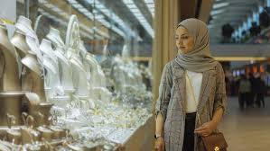 Bolehkah wanita memakai gelang kaki? Pakai Perhiasan Berlebihan Agar Makin Cantik Bagaimana Hukumnya Dalam Islam