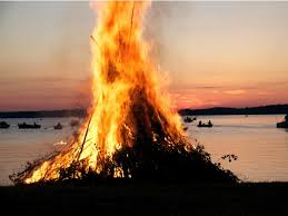 The night of san juan (la noche de san juan) is usually celebrated with music starting in the evening of the 23rd with bonfires and/or fireworks at midnight to see in the 24th. 7 Razones Para Celebrar La Noche De San Juan Ocio Y Tiempo Libre
