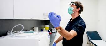 Het rivmrijksinstituut voor volksgezondheid en milieu informeert artsen en andere zorgverleners over het uitvoeren van de vaccinatie. Covid Vaccinatie Lhv