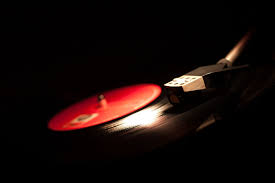 скачать песню черным по белому или белым по черному Skachat Oboi Retro Chernyj Fon Vinil Zvuk Muzyka Apparatura Pleer Instrument Makro Plastinka Oboi Music Wallpaper Black Backgrounds Celestial Bodies