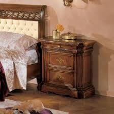 La scelta del trittico per la camera da letto, rappresentato dal comò e da due comodini, è subordinata alla valutazione di numerosi elementi, come abbiamo avuto modo di spiegarti. Arredamento Per Camere Da Letto Mobili E Accessori Idea Stile