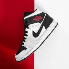 Nike Air Jordan 1 Mid Frauenschuh Weiss Schwarz Nike Nike Jordan Nike Air Force Sneaker