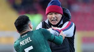 He began playing football as a youth player from age twelve from universidad católica. Medel Pushes And Shoves Head Coach Mihajlovic During A Game Marca In English