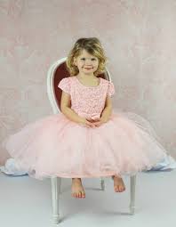 Geburtstage, hochzeiten und taufen sind die typischen feiern, für die der alltagsdress gegen ein elegantes outfit eingetauscht wird. Festliches Madchenkleid In Rosa Fur Taufe Blumenmadchen Hochzeit Brautkontor