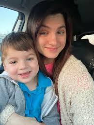 Dee Gilliland's Instagram, Twitter & Facebook