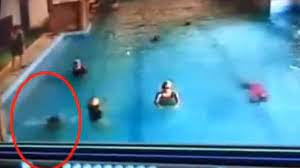 Lifia niala berenang asyiknya kolam renang anak bayi plastik murah. Video Seorang Anak Tenggelam Di Kolam Renang Orang Di Sekitarnya Cuek Tribun Jabar