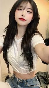 一位女士对着镜子自拍的特写- SeaArt AI