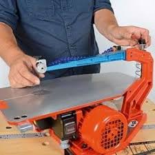 Decouper A La Perfection Avec Une Scie A Chantourner Scie A Chantourner Chantourner Pose Parquet Flottant