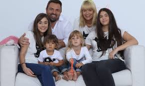 Am făcut acolo grădiniţa, şcoala generală şi liceul andrei şaguna. Horia Brenciu Are 48 De Ani Iar Fiica Sa Cea Mare ImplineÈ™te 30 Ani Cum Este Posibil Money