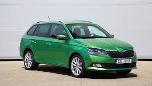 Interiorul este larg si plăcut, iar acoperisul panoramic pe toată suprafata îl face să pară imens. Skoda Fabia Estate 2018 Review Just Right Car Magazine