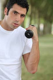 Halter Kızıl Saçlı Ve Sakallı Tombul Bir Adam Tarafından Tutuluyor Fotoğraf  Arka plan Ve Ücretsiz İndirmek İçin Resim