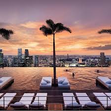 Best Rooftop Bars On Instagram Probably The Most Famous Rooftop Pool In The World The Infinity Pool At Marinabay Dachterrasse Mit Pool Coole Pools Singapur