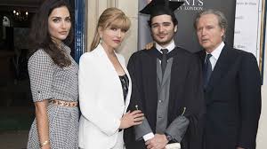 Uno scatto commovente che ha scatenato l'entusiasmo dei fan. Le Sorelle Carlucci La Carriera E La La Loro Vita Privata