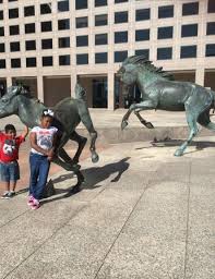 Mustangs of las colinas is a bronze sculpture by robert glen that decorates williams square in las colinas in irving, texas. Mustangs Bild Von Mustangs Of Las Colinas Irving Tripadvisor