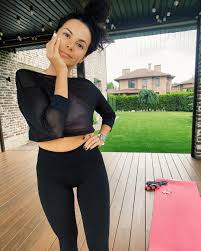 Певица обладает необыкновенно привлекательной внешностью. Nastya Kamenskih Raskryla Sekret Strojnoj Figury Za 15 Minut V Den