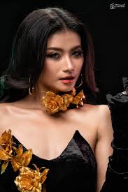 Golden Rose With Black .👑🖤 MUA-Jue Thet Thet Zon Hair-Â Hwâm Dress-Wunna  Photo -Thet Htoo San #2RUofmissworldmyanmar2025 #maynuzan #MissWorldMyanmar  #roadtomisworldmyanmar2025 #makeupbyjue