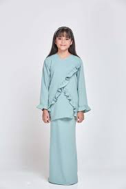 Namun, kebaya ini dibuat dengan detail mengecil di pinggang lalu membentuk peplum di bagian pinggul. 20 Baju Raya Kanak Kanak Di Malaysia 2021 Perempuan Lelaki