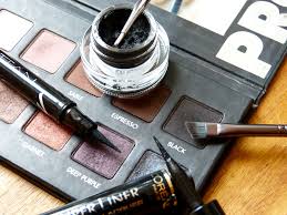 Er ist auch für anfängerinnen und ungeübte ideal, denn kleine fehler lassen sich prima verblenden. Eyeliner Auftragen Leicht Gemacht Beautylog