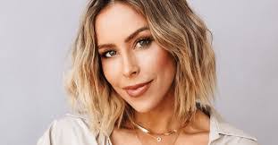 Mary Lawless's Instagram, Twitter & Facebook