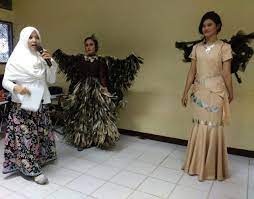 Nah uniknya kerajinan tangan dari barang bekas buatan sendiri ini dapat anda jadikan sebagai dekorasi rumah sehingga rumah makin cantik. 38 Mahasiswa Gelar Peragaan Busana Berbahan Barang Bekas Gentafkip