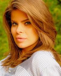 Mojgan Hakimi's Instagram, Twitter & Facebook