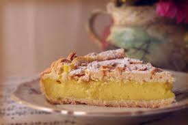 Separate poi 4 tuorli, metteteli in un recipiente ed aggiungetevi lo zucchero semolato e la maizena setacciata. La Torta Della Nonna La Ricetta Originale Toscana E Calorie