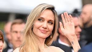 Donna Chain's Instagram, Twitter & Facebook