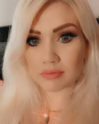 Ginger Lang's Instagram, Twitter & Facebook