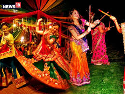 Navratri 2022: Know The difference Between Garba and Dandiya | Lifestyle  News - News18