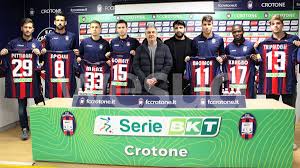 Benvenuti sulla pagina facebook ufficiale del f.c. Risalire La Classifica Il Piu In Fretta Possibile Il Crotone Calcio Presenta I Nuovi Acquisti Wesud News