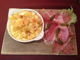 Plat De Charcuterie Accompagnant Une Tartiflette Ski Savoie Montagne Plat De Charcuterie Plat Plat Hiver