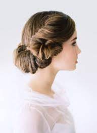 Voici 25 Idees Pour Organiser Un Mariage Sur Le Theme De La Saga Stars Wars Vous Allez Adorer Coiffure Mariee Coiffures Vintage Belle Coiffure