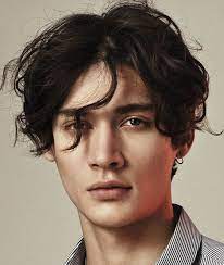 5 Envy Inducing Hairstyles For Men With Wavy Hair Men S Hairstyle Wavy Haircuts Wavy Hair Men Curly Hair Styles