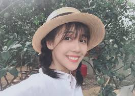 Hoàng thúy hậu (sinh ngày 4 tháng 7 năm 1995), thường được biết đến với nghệ danh hậu hoàng, là một youtuber và vũ công người việt nam nổi tiếng với các video nhạc chế của mình trên youtube. Háº­u Hoang La Ai Tiá»ƒu Sá»­ Sá»± Nghiá»‡p Va Ä'á»i TÆ° Hot Youtuber