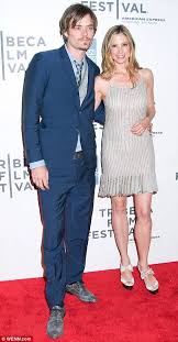 Her height is 5 ft 10 in tall, and her weight is 59 kg. Oscar Winner Mira Sorvino Gives Birth To Fourth Child Daily Mail Online