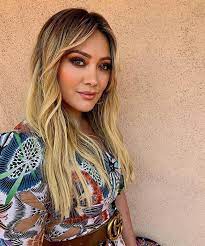 La tendenza che arriva da parigi. Capelli Lunghi Onde E Frangia Lunga Il Must Dell Estate