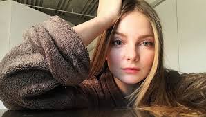 A békéscsabán született mihalik enikőt fiatal korában osztálytársai gyakran ugratták vékony testalkata. Mihalik Eniko Szexi Fotokkal Bucsuztatja Az Evet 24 Hu