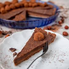 After the cake is baked and cooled off a chocolate glaze is applied to the top of the cake and waves are made using a fork. Vegane Keto Tarte Mit Schoko Ganache Torten Kuchen Rezepte Simply Keto