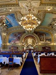 Cette légendaire brasserie de la gare de lyon, à laquelle on accède en gravissant un escalier sous les néons bleutés, est en train de vivre une seconde jeunesse. Paris Gare De Lyon 10 Orte Die Deine Wartezeit Verkurzen Railtripping