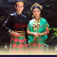 Book your hotel in south sulawesi. Pakaian Adat Sulawesi Selatan Pria Wanita Senjata Adat Cara Memakai