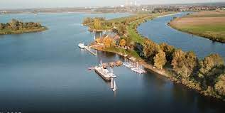 Dit gebied noemt men het plateau (de. Sailcenter Limburg Die Maas Ein Fluss Mit Vielen Gesichtern