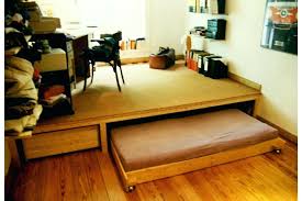 Ein bettpodest hat zwei große vorteile. Bett Im Podest Fur Per Bett Podest Boxspring Loft Living Above Couch Home Decor