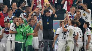 With the approaching departure of the national coach, who helped his country to the world title in 2014, an era that lasted no less than 17 years comes to an end. Wm 2014 Joachim Low Jubelt Nach Wm Titel Mit Pokal