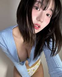 한국 인기 모델: 매혹적인 자태와 표정